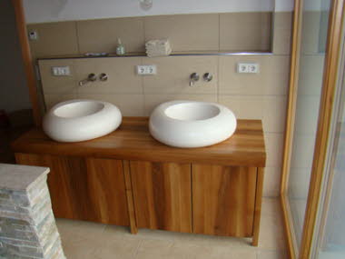 2 Waschbecken im Echtholzschrank