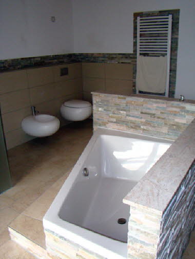 Eckbadewanne im Raum