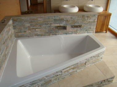 Eckbadewanne mitten im Raum