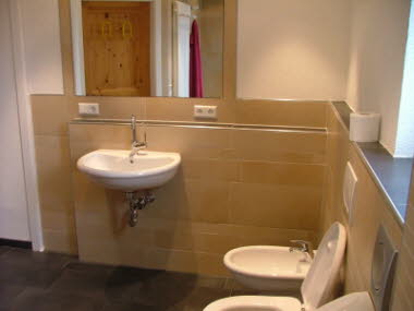 Waschbecken Bidet WC Urinal auf 2 m²