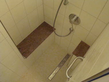 begehbare Dusche mit Sitz platzsparend