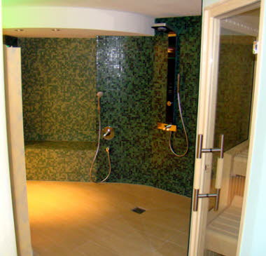 gro�e begehbare Dusche und Sauna